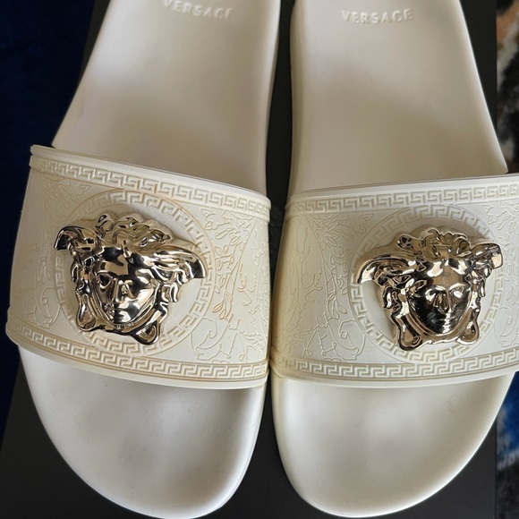 Versace Palazzo Pool Slides! - Picture 3 of 5
